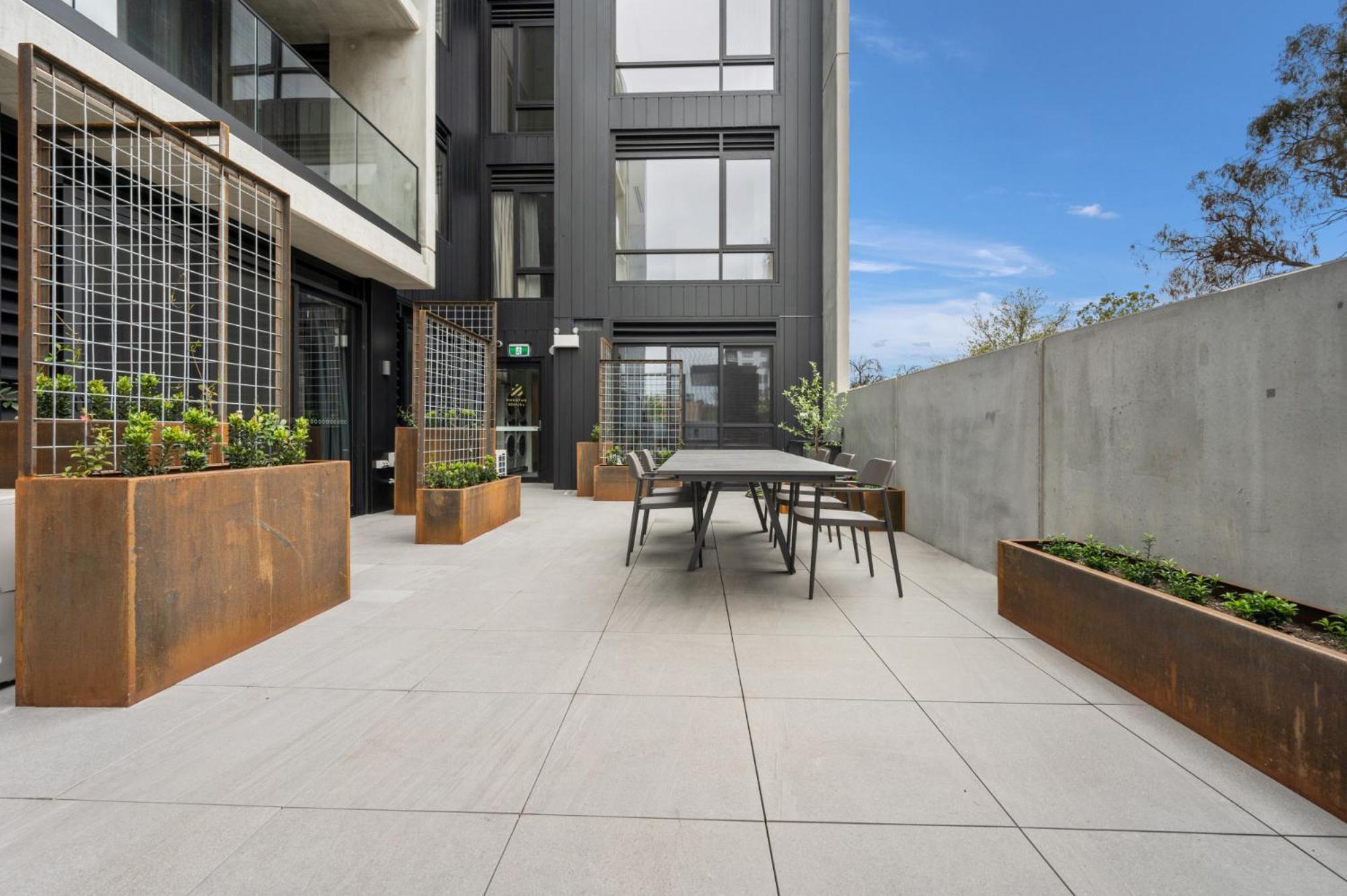 Unwind In Elegance: Your Perfect Braddon Apartment *