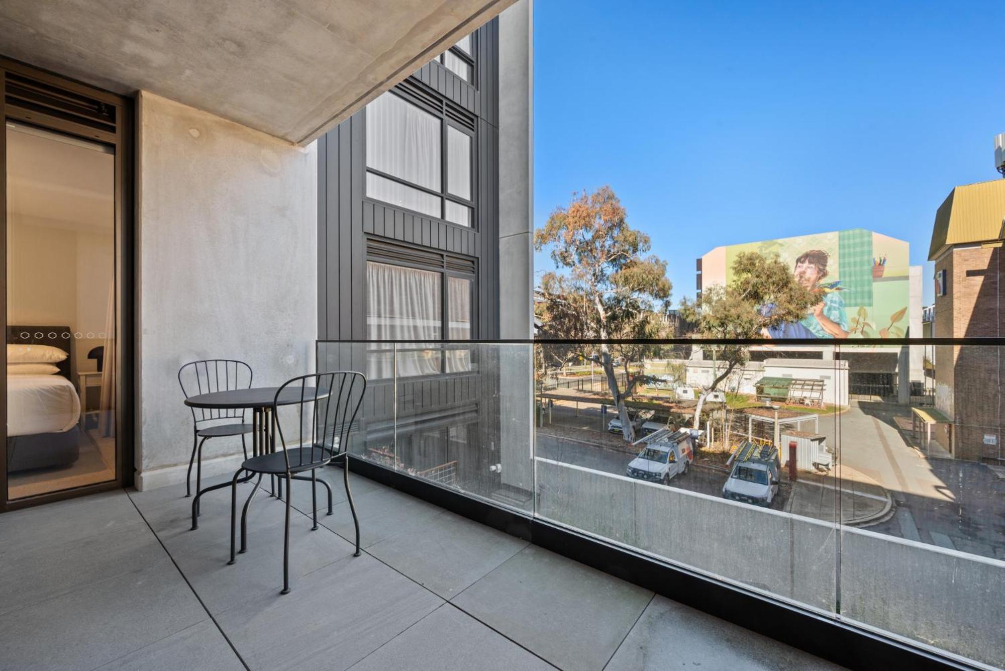 Apartment Unwind In Elegance: Your Perfect Braddon
